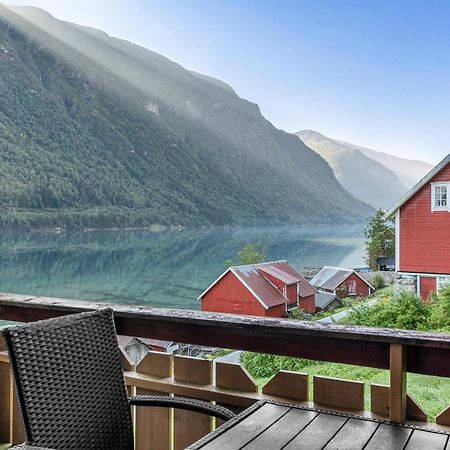 Cabin Alongside The Beautiful Fjaerlandsfjord מראה חיצוני תמונה