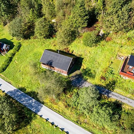 Cabin Alongside The Beautiful Fjaerlandsfjord מראה חיצוני תמונה