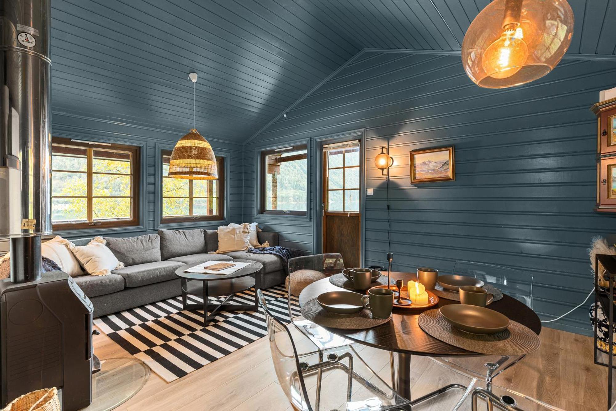 Cabin Alongside The Beautiful Fjaerlandsfjord מראה חיצוני תמונה