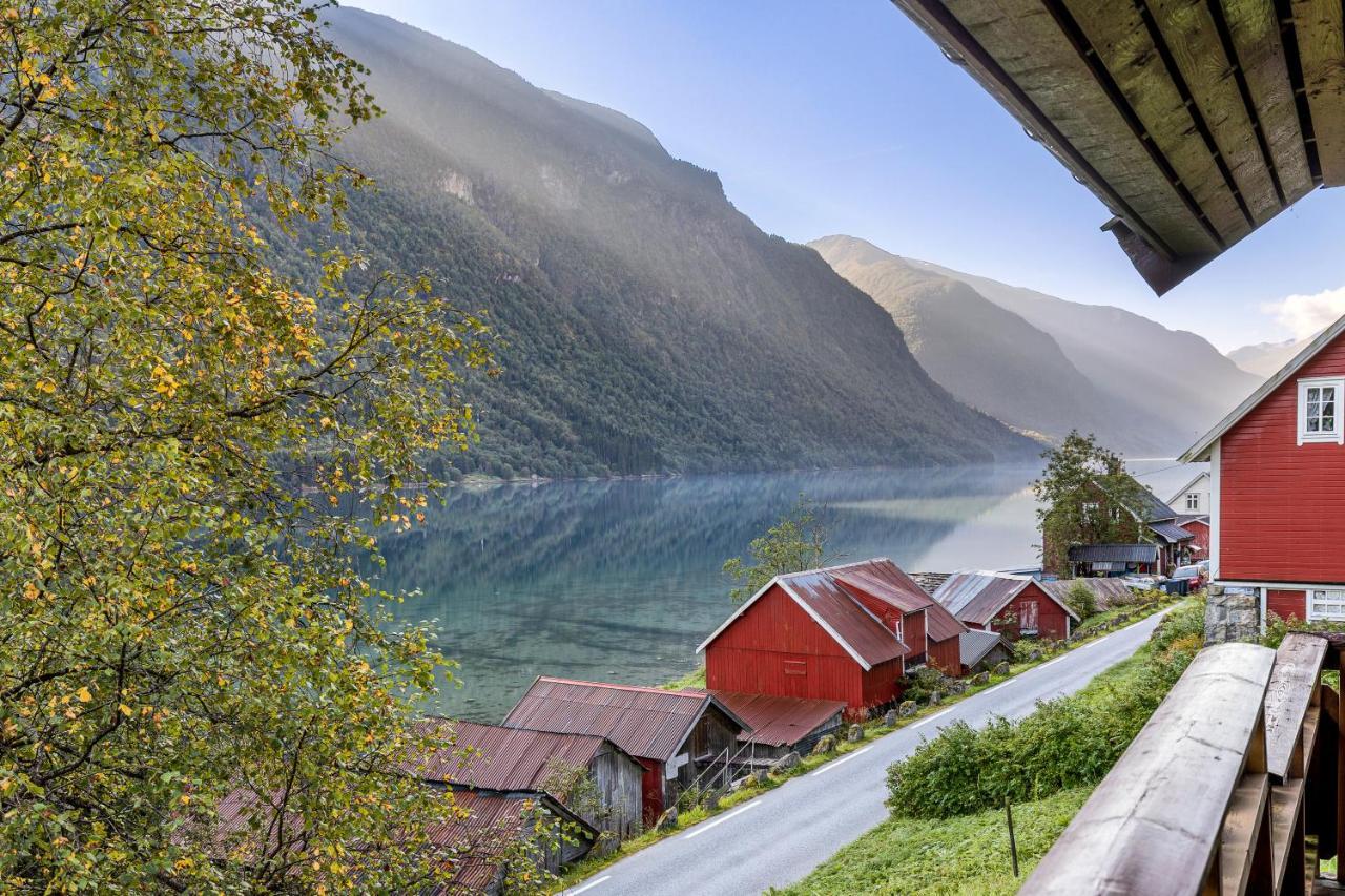 Cabin Alongside The Beautiful Fjaerlandsfjord מראה חיצוני תמונה