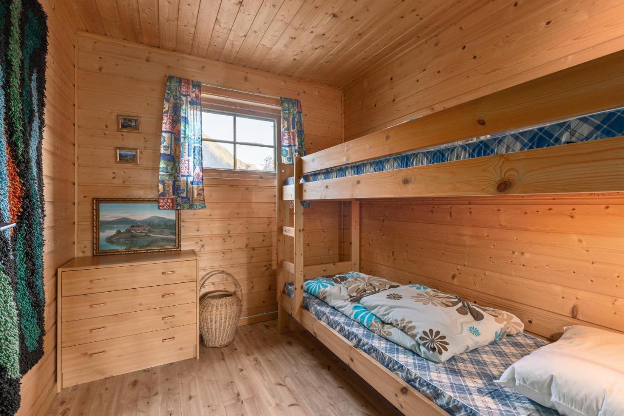 Cabin Alongside The Beautiful Fjaerlandsfjord מראה חיצוני תמונה