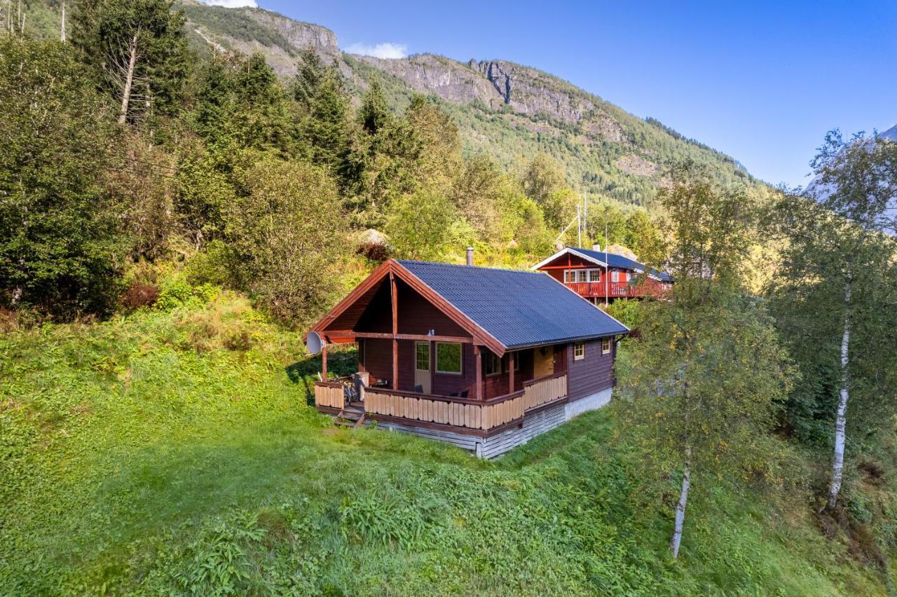 Cabin Alongside The Beautiful Fjaerlandsfjord מראה חיצוני תמונה
