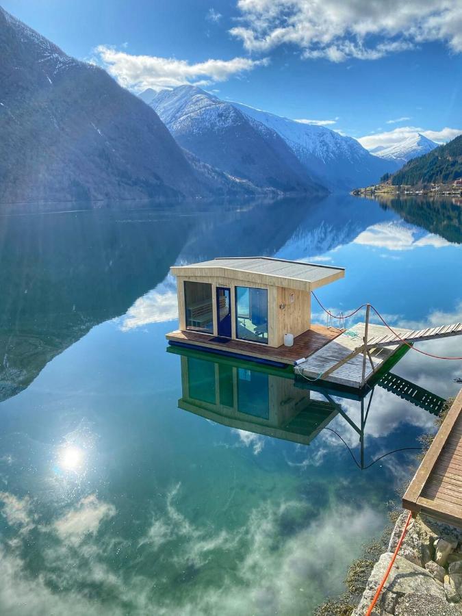 Cabin Alongside The Beautiful Fjaerlandsfjord מראה חיצוני תמונה