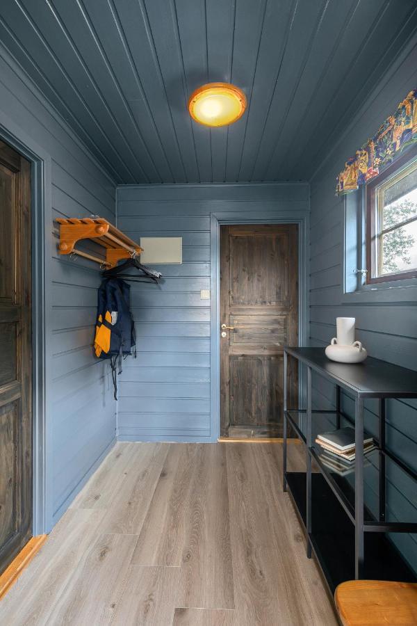 Cabin Alongside The Beautiful Fjaerlandsfjord מראה חיצוני תמונה