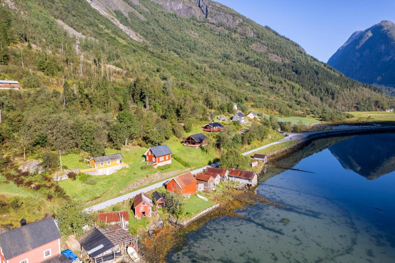Cabin Alongside The Beautiful Fjaerlandsfjord מראה חיצוני תמונה